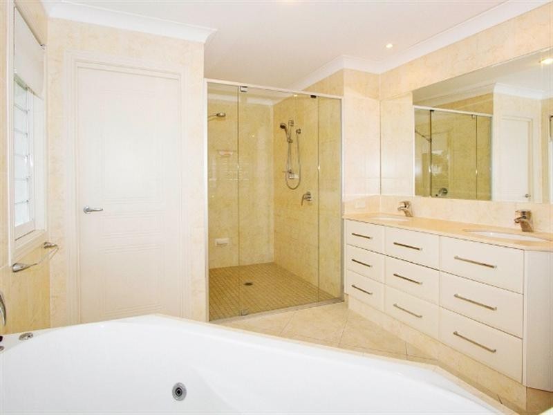 137 Allambi Avenue, Broadbeach Waters QLD 4218