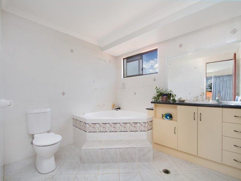 4 Ruff Court, Burleigh Waters QLD 4220