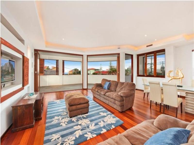 11 Wave Street, Mermaid Beach QLD 4218