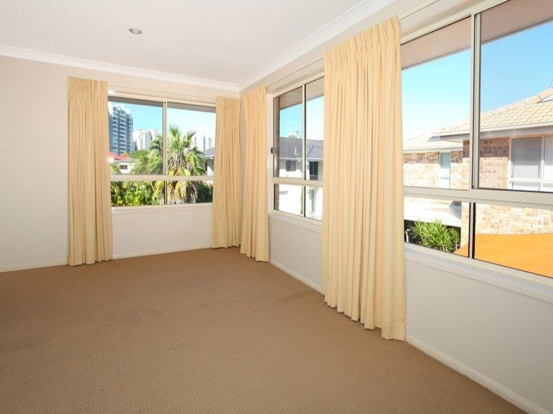 2/18 Broad Street, Labrador QLD 4215