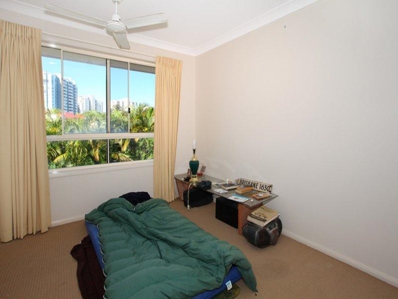 2/18 Broad Street, Labrador QLD 4215