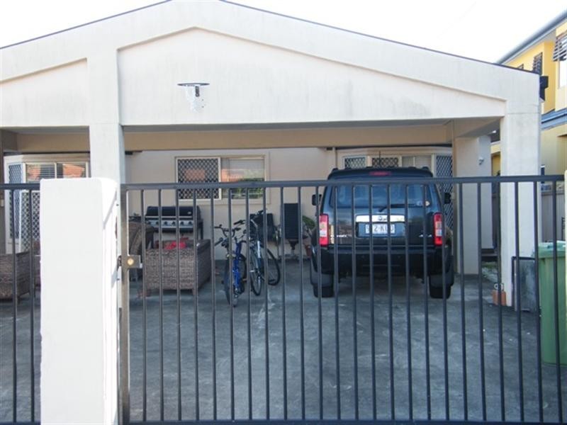 2/39 Mountain View Avenue, Miami QLD 4220