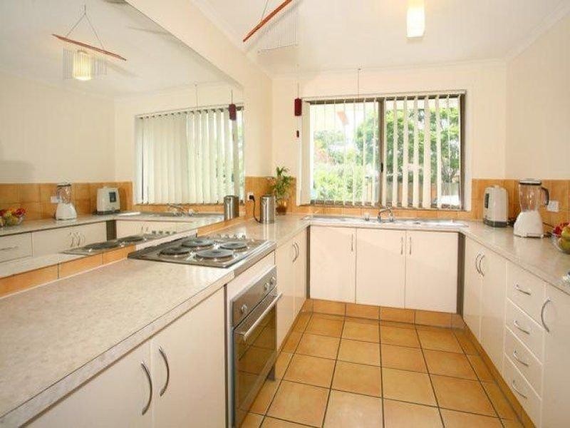 6 Wanderer Avenue, Mermaid Waters QLD 4218