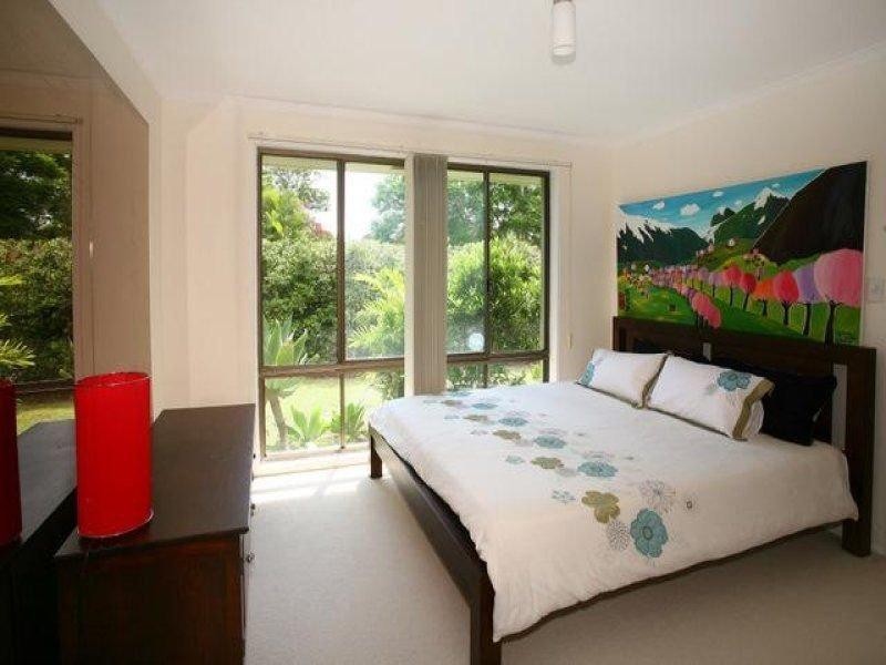 6 Wanderer Avenue, Mermaid Waters QLD 4218