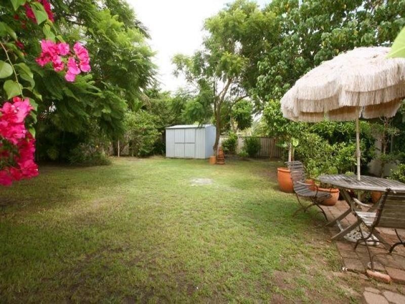 6 Wanderer Avenue, Mermaid Waters QLD 4218