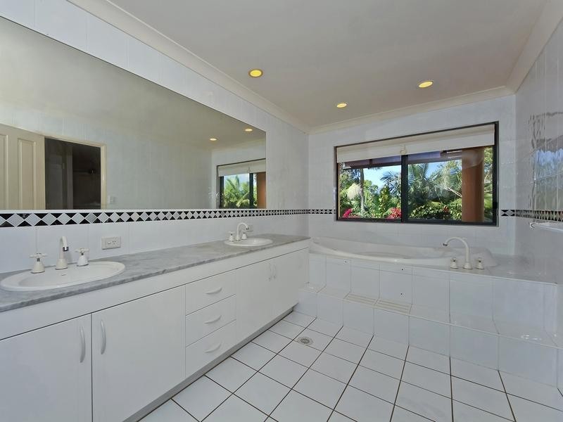 Villa 3 ‘Bradford South’ 125 Santa Cruz Boulevard, Clear Island Waters QLD 4226