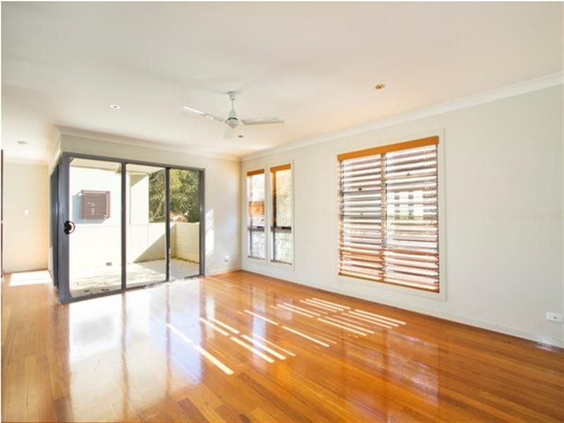 1/10 Middle Street, Labrador QLD 4215