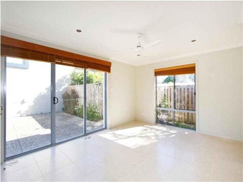 1/10 Middle Street, Labrador QLD 4215