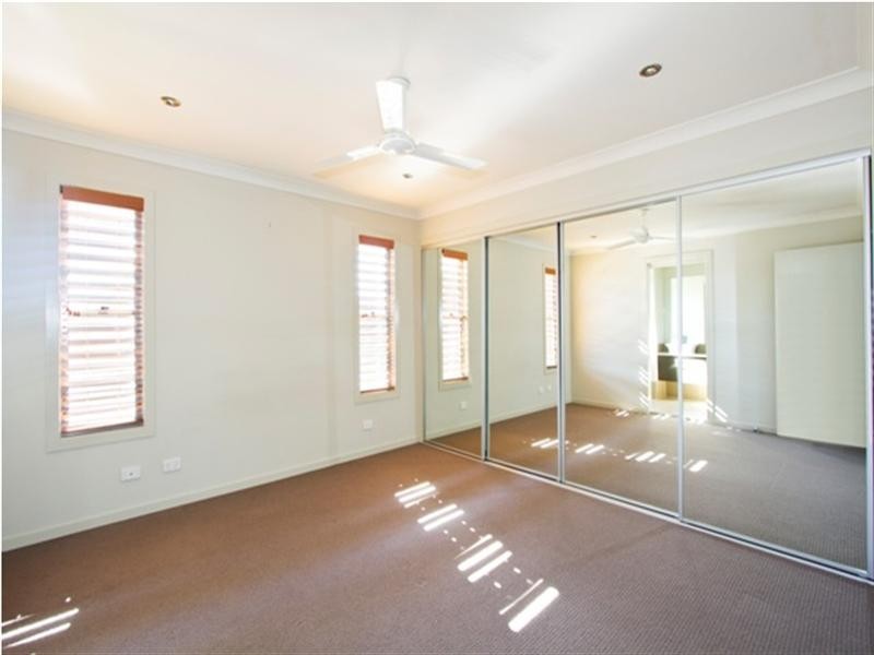 1/10 Middle Street, Labrador QLD 4215