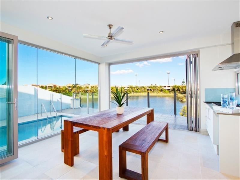 2/145 Palm Meadows Drive, Carrara QLD 4211