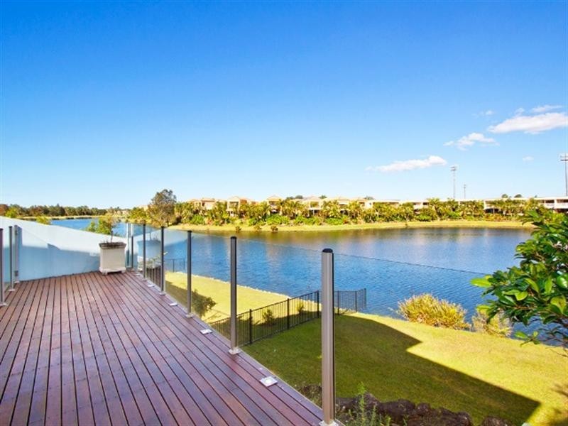 2/145 Palm Meadows Drive, Carrara QLD 4211