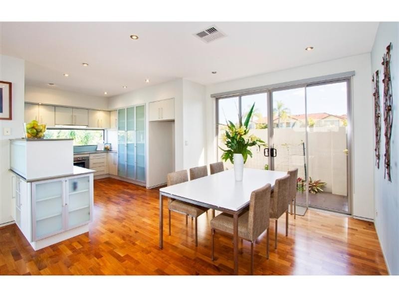 2/145 Palm Meadows Drive, Carrara QLD 4211