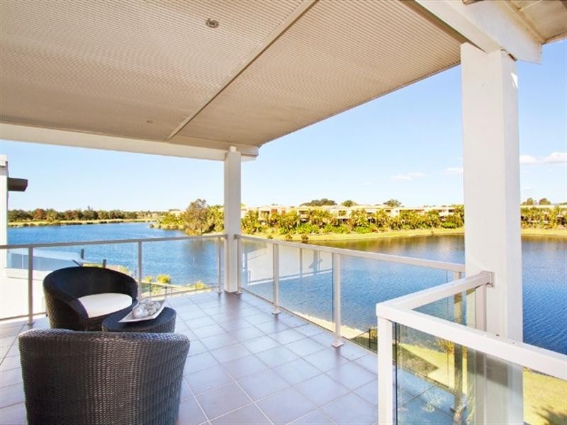 2/145 Palm Meadows Drive, Carrara QLD 4211