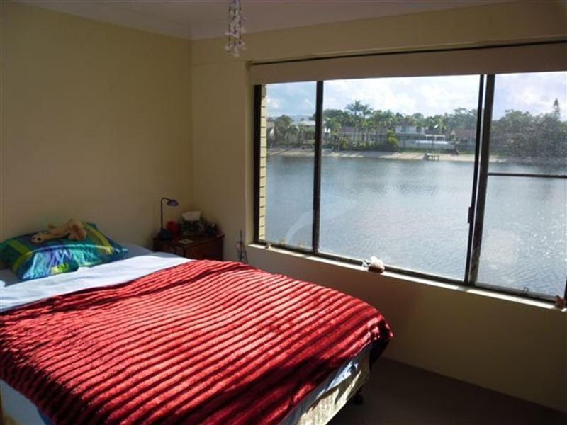 4/8 Aquila Court, Mermaid Waters QLD 4218