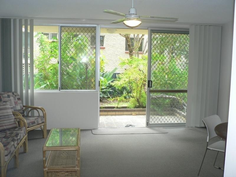 2/280 Hedges Avenue, Broadbeach QLD 4218