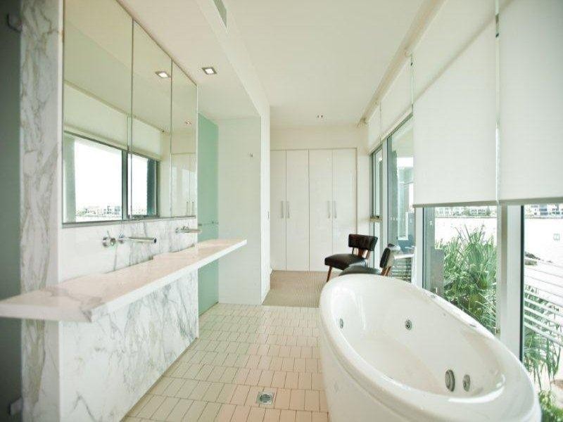 24 Ephraim Island Parade, Paradise Point QLD 4216