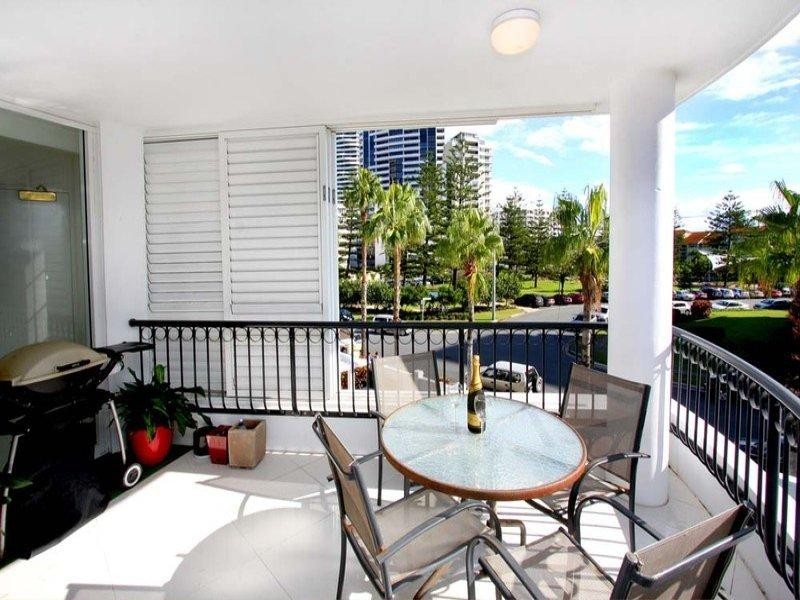 12 ‘Villas De La Plage, 3 Federation Avenue, Broadbeach QLD 4218