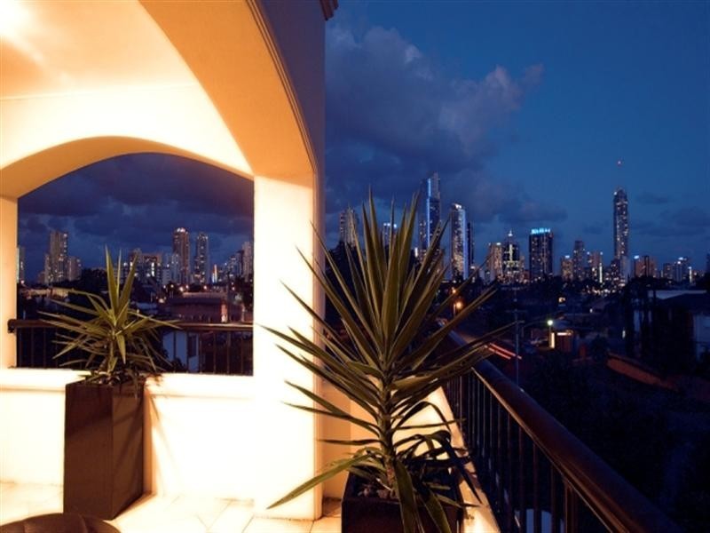 4/214 Stanhill Drive, Chevron Island QLD 4217