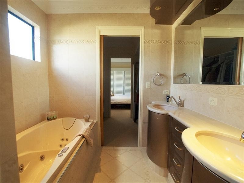 4/214 Stanhill Drive, Chevron Island QLD 4217