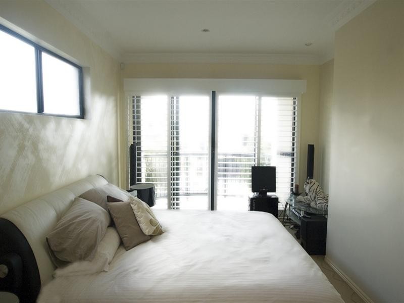 4/214 Stanhill Drive, Chevron Island QLD 4217