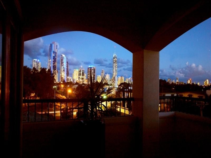 4/214 Stanhill Drive, Chevron Island QLD 4217