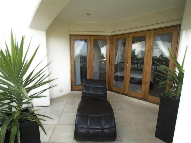 4/214 Stanhill Drive, Chevron Island QLD 4217