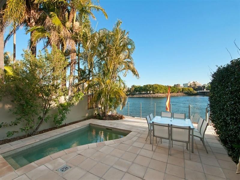 1/199 Stanhill Drive, Chevron Island QLD 4217