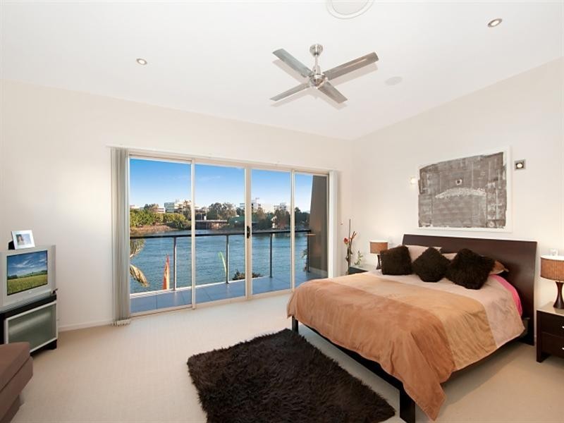 1/199 Stanhill Drive, Chevron Island QLD 4217