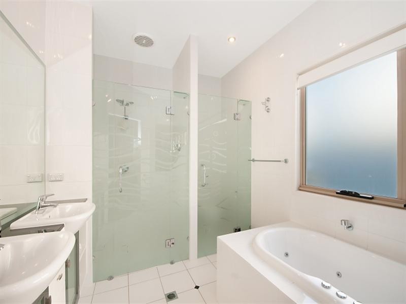 1/199 Stanhill Drive, Chevron Island QLD 4217