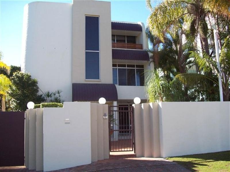 2/11 St Kilda Avenue, Broadbeach QLD 4218