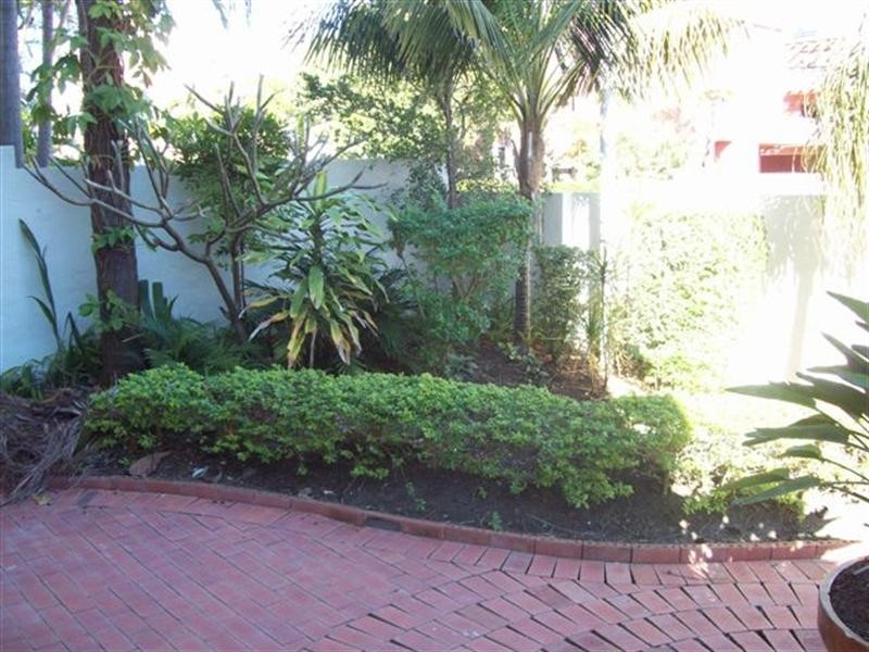 2/11 St Kilda Avenue, Broadbeach QLD 4218