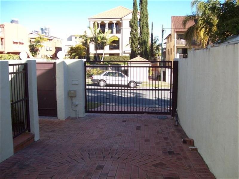 2/11 St Kilda Avenue, Broadbeach QLD 4218