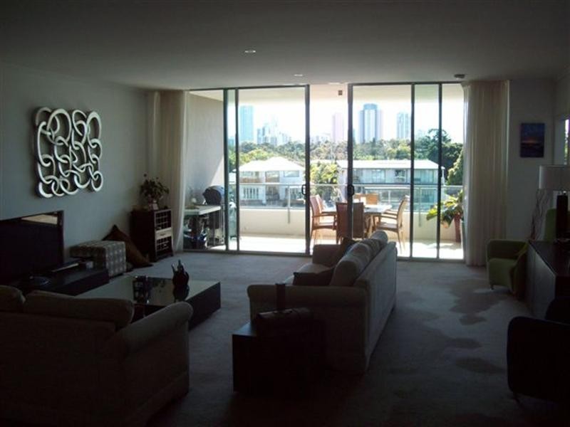 Villa 6 Freshwater 33 TE Peters Drive, Broadbeach Waters QLD 4218
