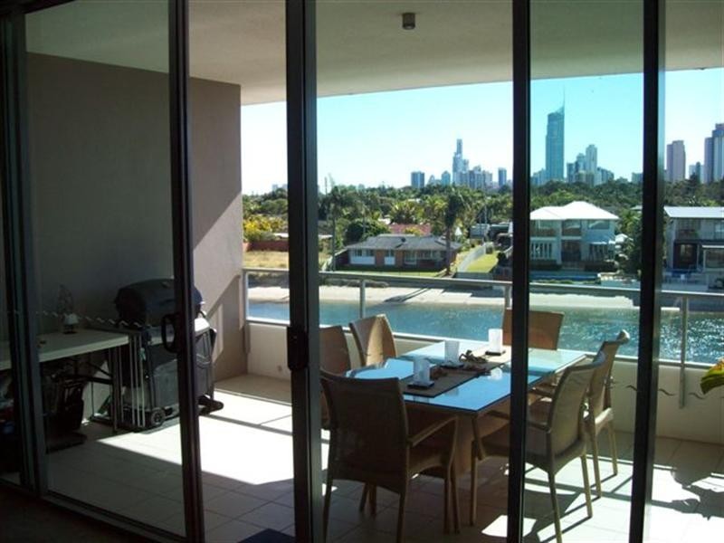 Villa 6 Freshwater 33 TE Peters Drive, Broadbeach Waters QLD 4218