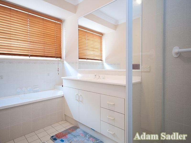 4 Yerrecoin Place, Burleigh Waters QLD 4220