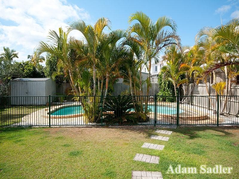4 Yerrecoin Place, Burleigh Waters QLD 4220