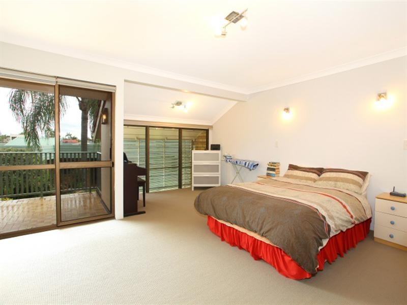 10 ‘Sunshine Villas’, 37 Hooker Boulevard, Broadbeach Waters QLD 4218