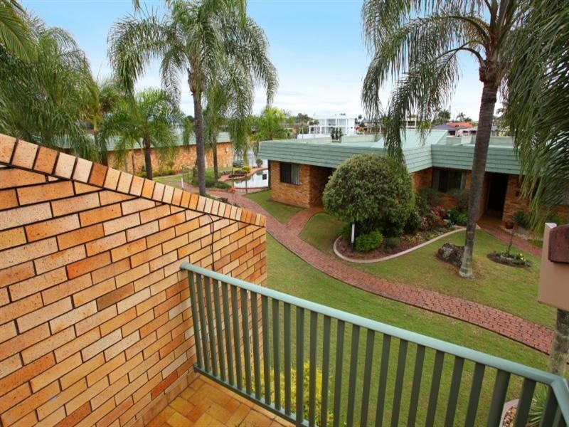 10 ‘Sunshine Villas’, 37 Hooker Boulevard, Broadbeach Waters QLD 4218