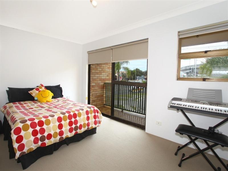 10 ‘Sunshine Villas’, 37 Hooker Boulevard, Broadbeach Waters QLD 4218