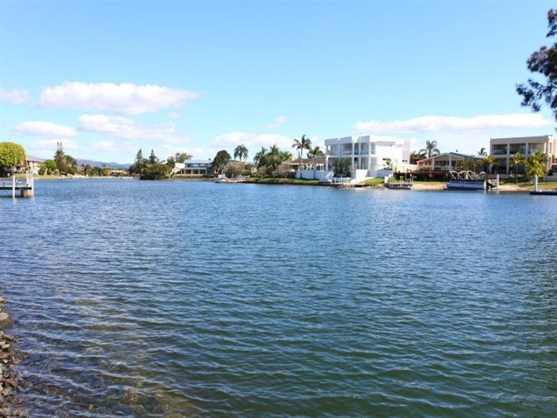 10 ‘Sunshine Villas’, 37 Hooker Boulevard, Broadbeach Waters QLD 4218