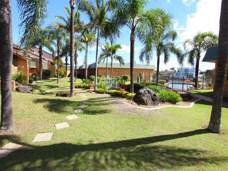 10 ‘Sunshine Villas’, 37 Hooker Boulevard, Broadbeach Waters QLD 4218