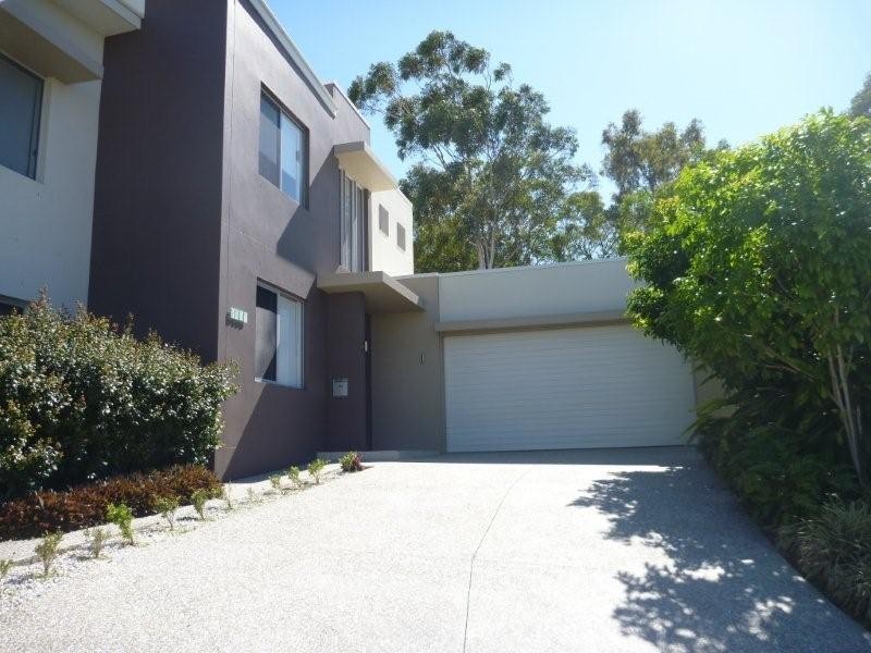 8012B Vista Drive, Benowa QLD 4217