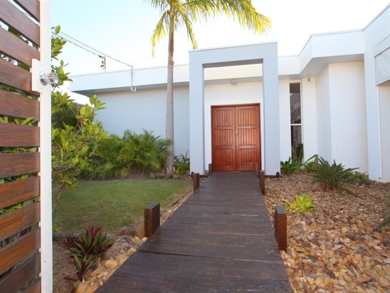 9 Andrea Avenue, Broadbeach Waters QLD 4218