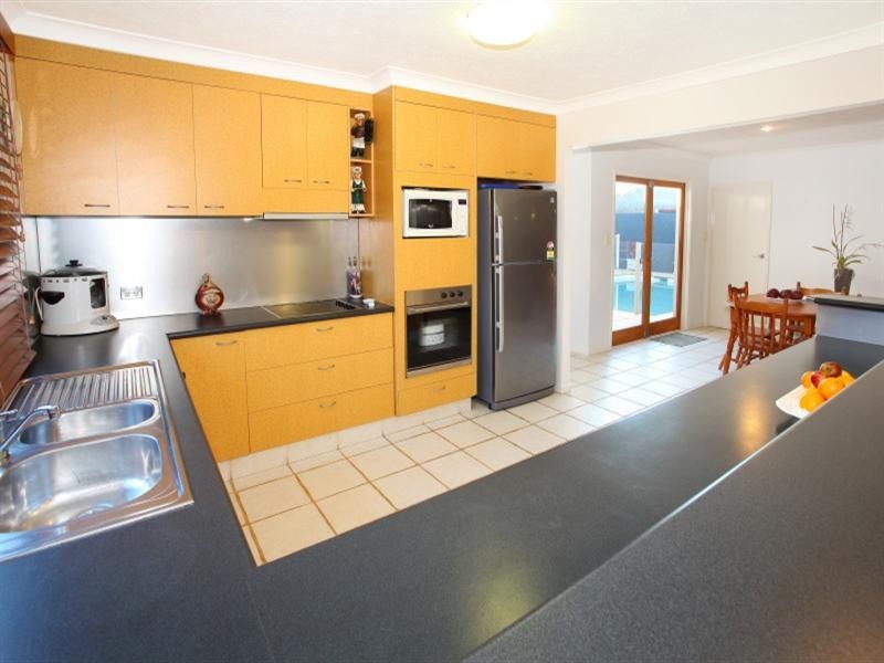 9 Andrea Avenue, Broadbeach Waters QLD 4218