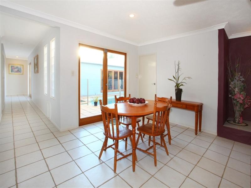 9 Andrea Avenue, Broadbeach Waters QLD 4218