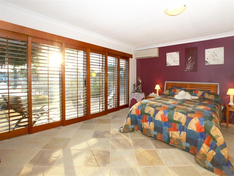 9 Andrea Avenue, Broadbeach Waters QLD 4218