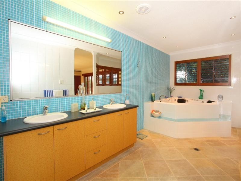 9 Andrea Avenue, Broadbeach Waters QLD 4218