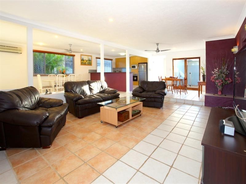 9 Andrea Avenue, Broadbeach Waters QLD 4218