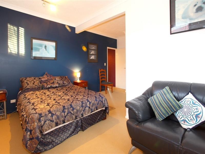 9 Andrea Avenue, Broadbeach Waters QLD 4218