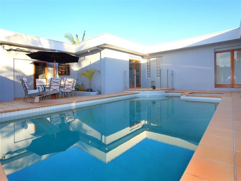 9 Andrea Avenue, Broadbeach Waters QLD 4218